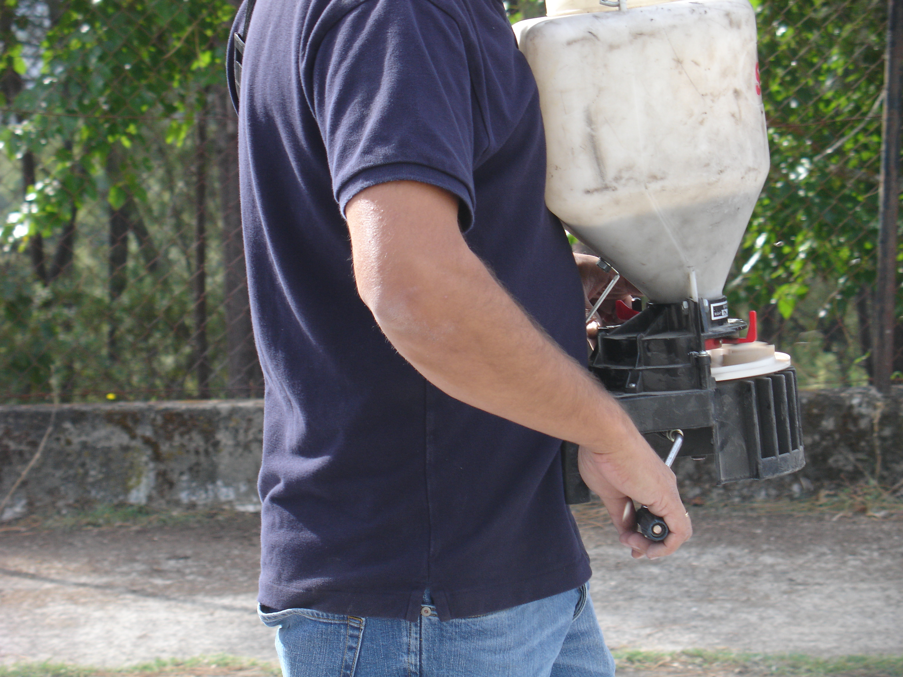 operario con abonadora