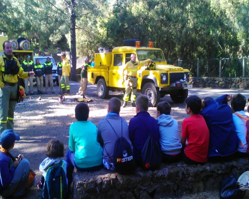 Alumnado en excursión forestal BROTES. Conocimiento de brigadas contra incendios forestales (BRIFOR) del Cabildo de Tenerife